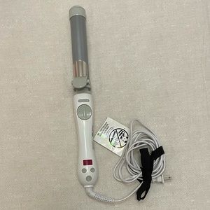 Beachwaver S1.25 in White with Free Remington Curler